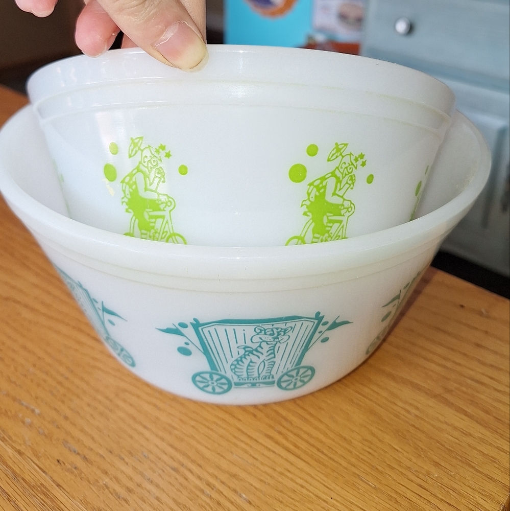 Federal Glass Circus Mixing Bowl Set Of 2 Clown and  Tiger Milk Glass 19…